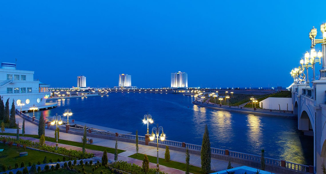 Медведев призвал развивать туризм на Каспии