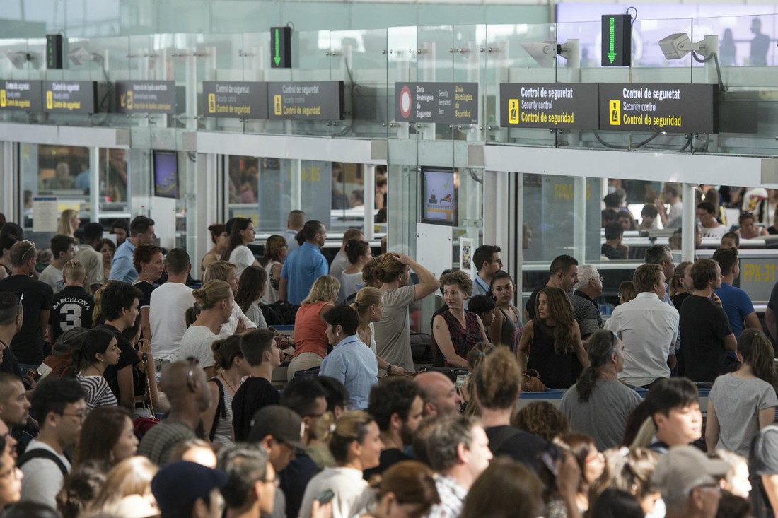 В аэропорту Барселоны началась бессрочная забастовка: туроператоры привозят туристов заранее