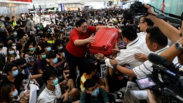 Спрос на туры в Гонконг упал вдвое из-за массовых протестов