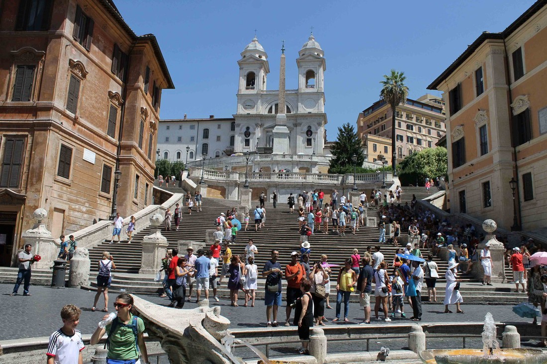 Власти Рима запретили туристам сидеть на Испанской лестнице: штраф €250