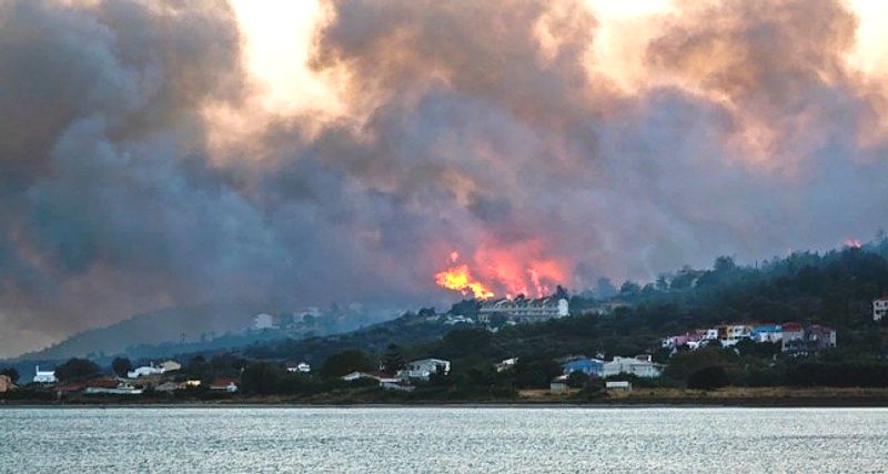 На греческом острове эвакуированы пять отелей и сотни туристов