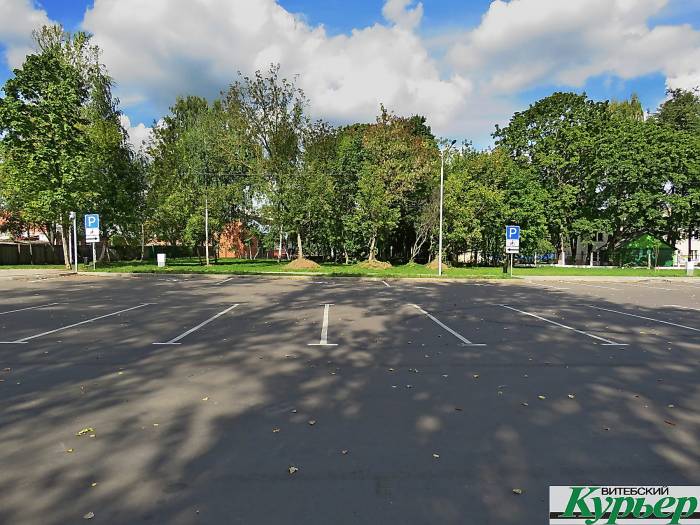 Огромная парковка на улице Покровской в Витебске оказалась невостребованной