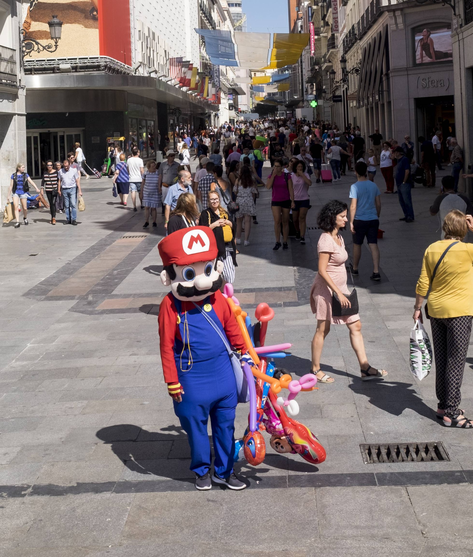 Жизнь в костюме куклы Чаки на площади Пуэрта-дель-Соль