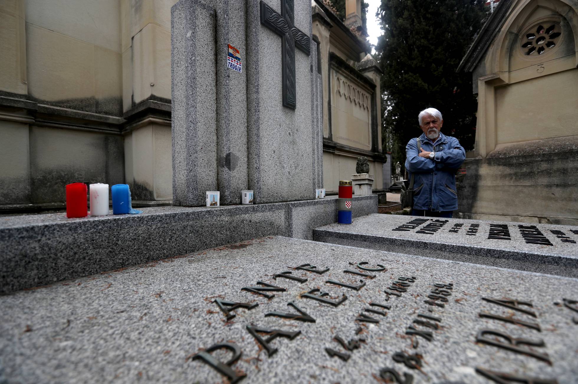 Какие другие диктаторы, кроме Франсиско Франко, похоронены в Мадриде?