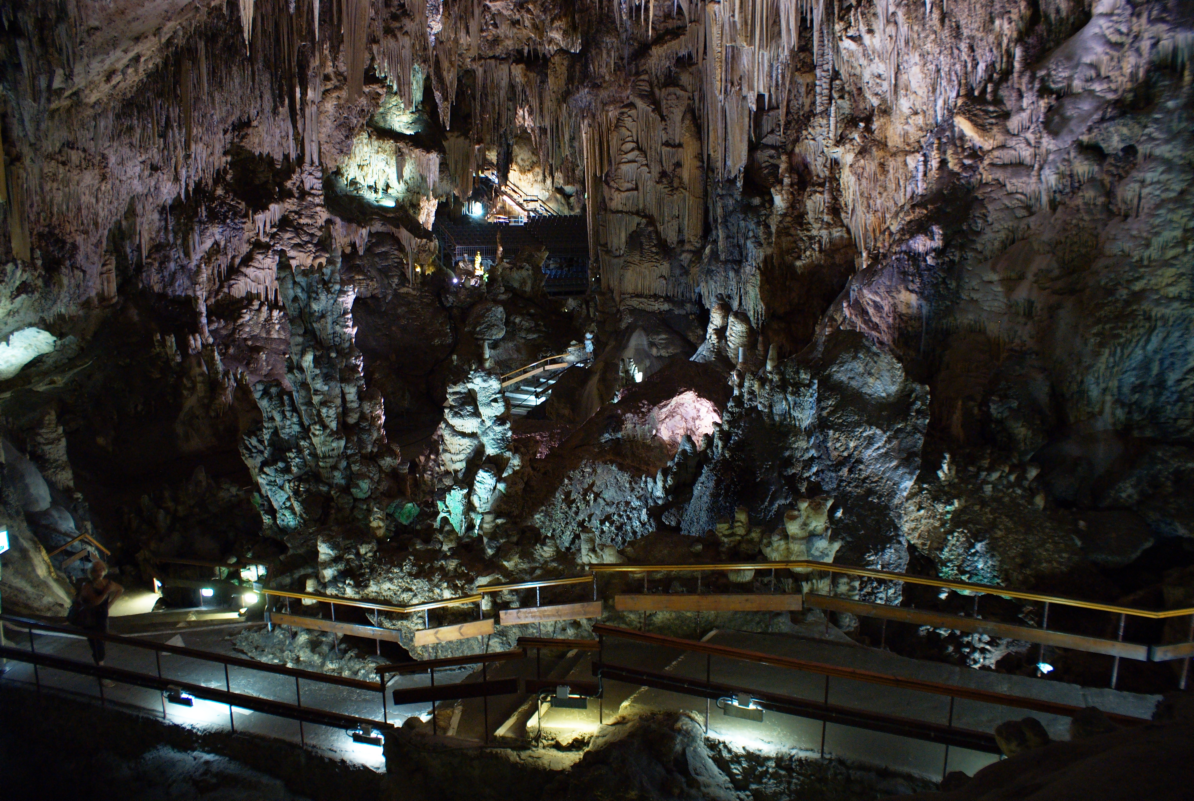 Четыре пещеры Испании, которые особо выделяют туристы со всего мира