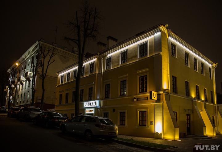 Самый большой в стране. В центре Минска открыли хостел в исторической «заброшке»