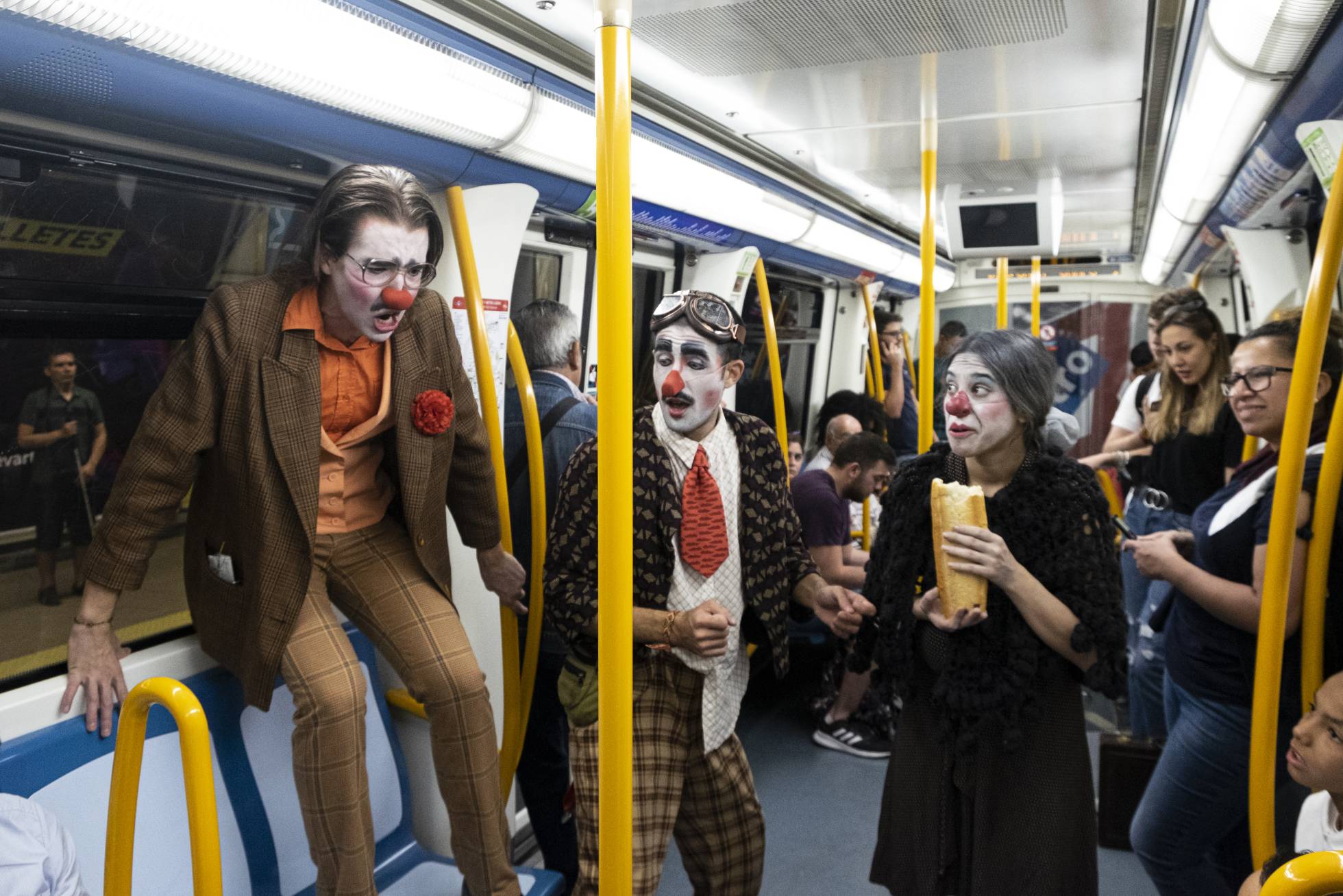 Вагоны метро Мадрида превращаются в импровизированную сцену для молодых актеров