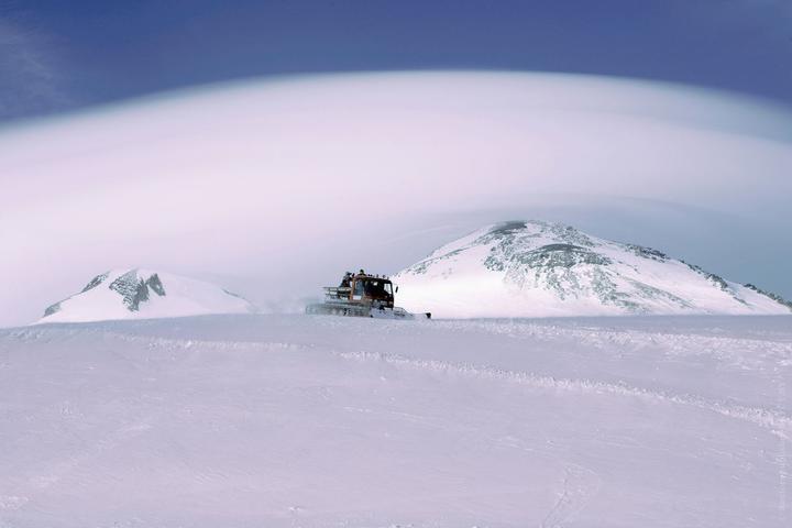 «Альпиниста увидела группа, которая шла на восхождение». Подробности ЧП на Эльбрусе, где спасли белоруса