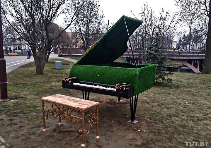 В Гродно появился зеленый рояль, который играет сам. В репертуаре пока только Стас Михайлов
