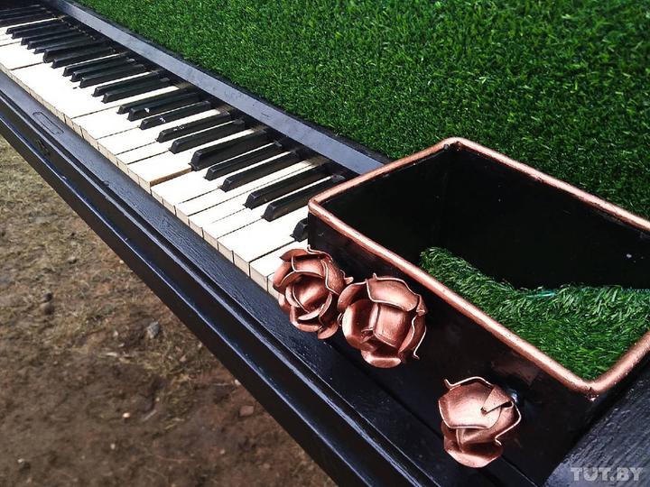В Гродно появился зеленый рояль, который играет сам. В репертуаре пока только Стас Михайлов