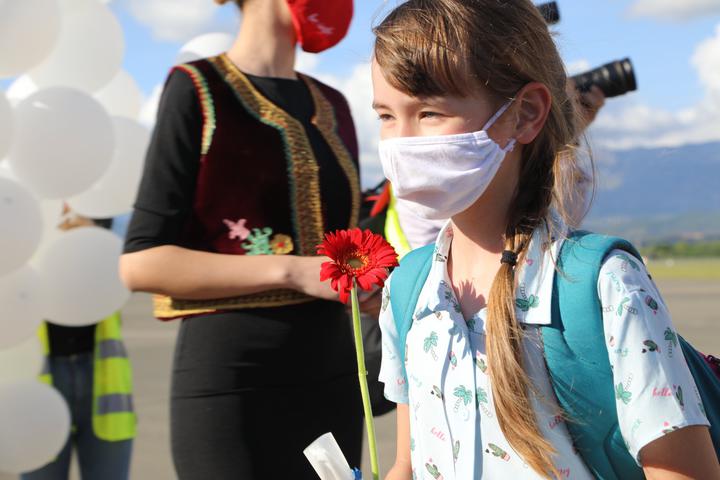 Первых белорусских туристов в Албании встречали цветами и водяной аркой