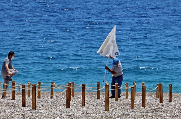 Пляжи Анталии разбили на зоны, запретили курить, ходить босиком и близко подплывать к людям