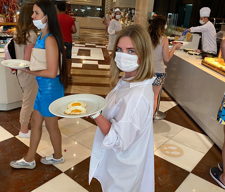 Белорусы улетели отдыхать в Турцию: самолеты загружены полностью, в ресторанах ходят в масках