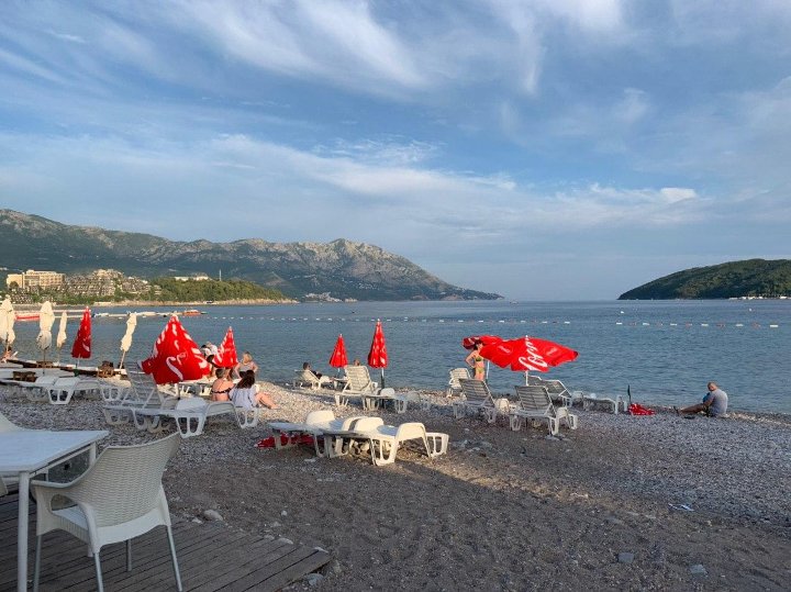 «На пляже маски не нужны». Как выглядит отдых в Черногории во время COVID-19