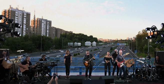 Певец Алехандро Санс провел концерт на мосту Мадрида, на котором теперь есть памятная табличка в его честь