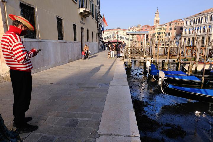 Венеция: обычно наводнения, но теперь пересохшие каналы. Фотографии