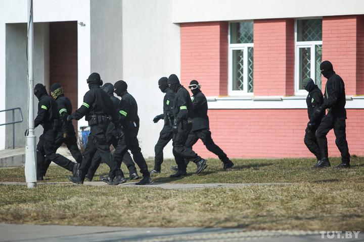 «Группу окружила милиция». В Новогрудке люди пришли на экскурсию - а попали в РОВД