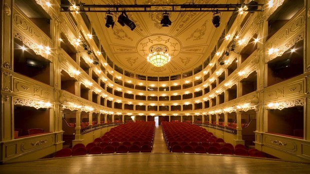 Где располагается самый старый в Испании оперный театр?