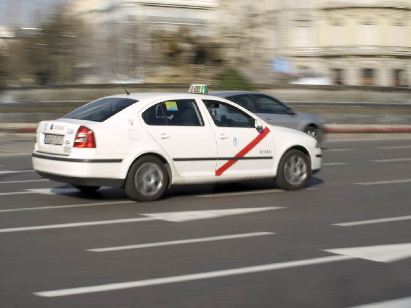 Пассажиры мадридского такси теперь снова могут размещаться на передних сидениях