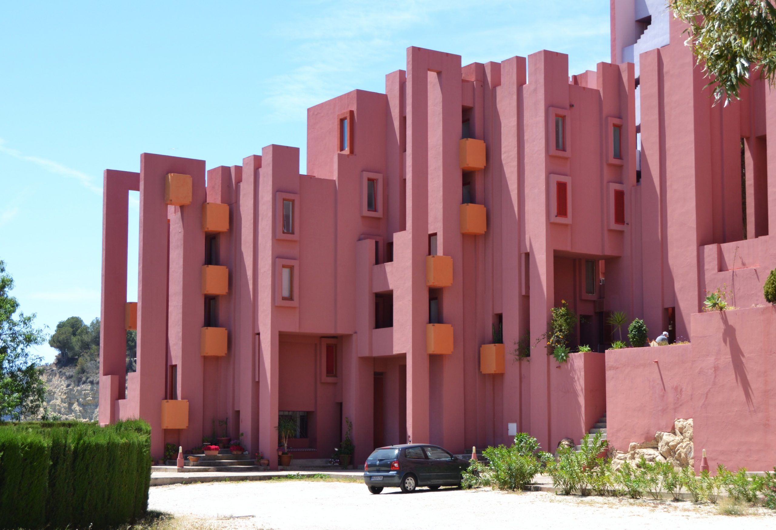Испанское здание, которое притягивает фанатов сериала «Игра в кальмара» от Netflix