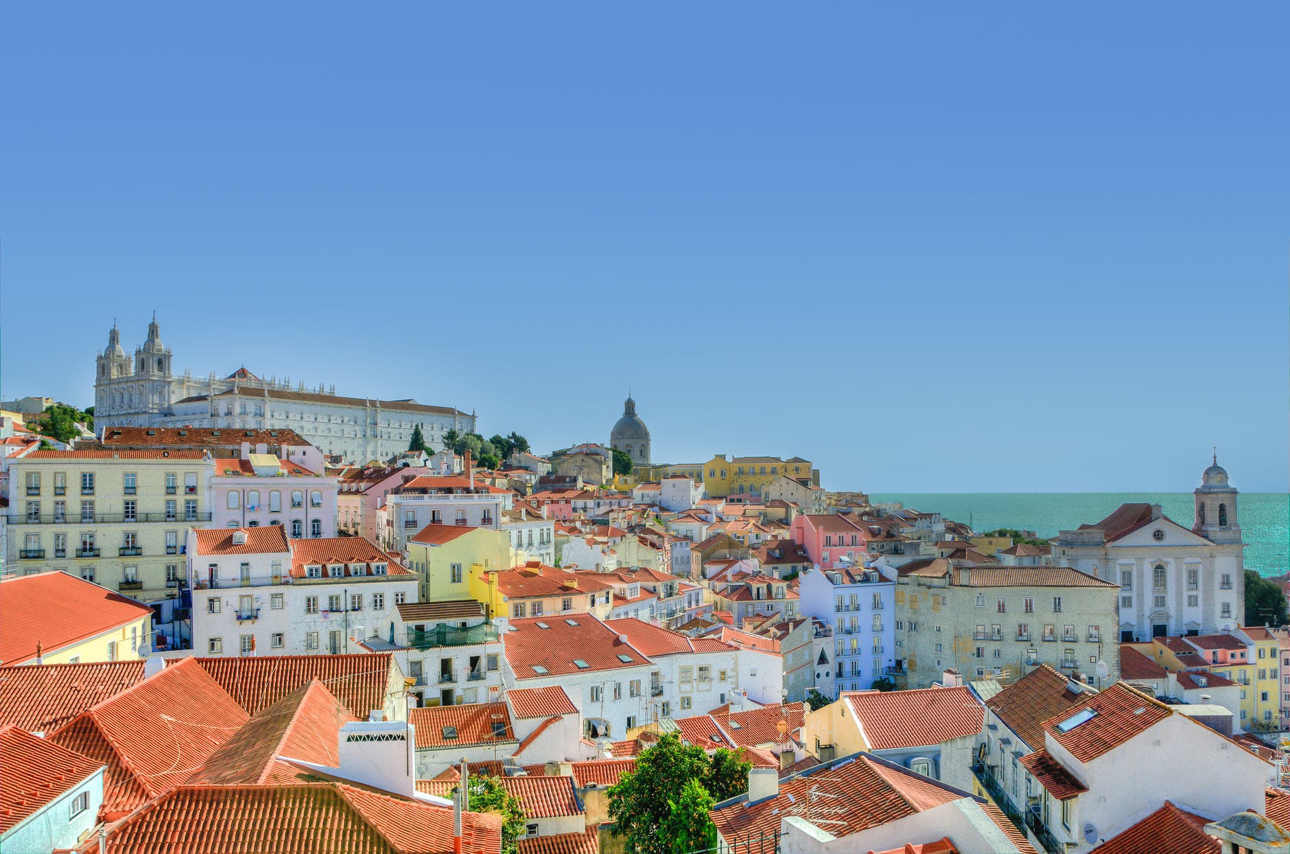 Актуальные требования для поездки в Португалию из Испании